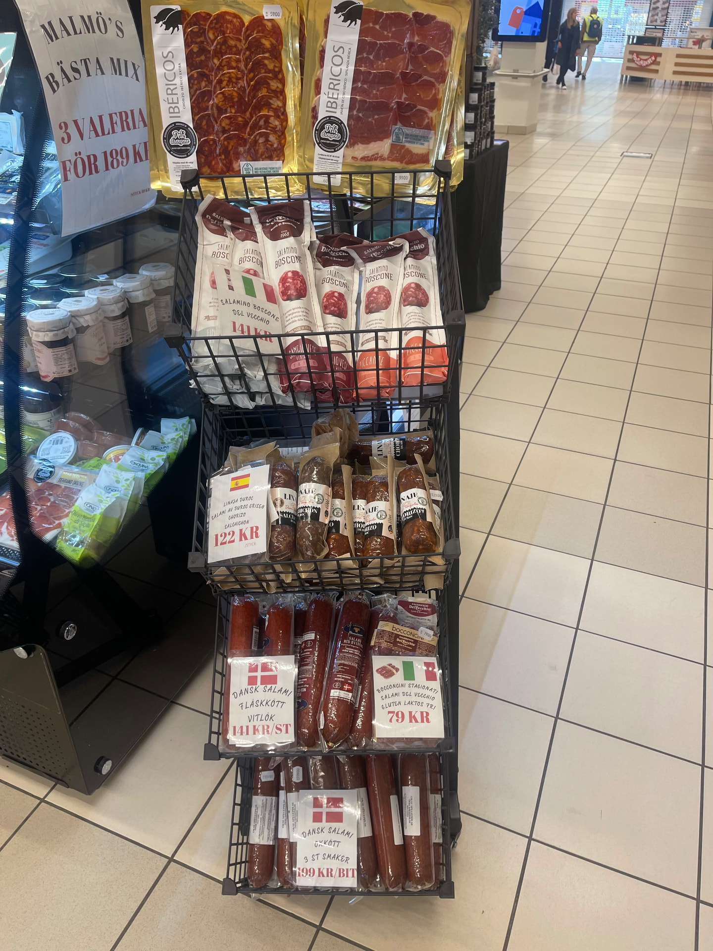 Hylla med salami, chorizo och dansk salami hos B&P Delikatess