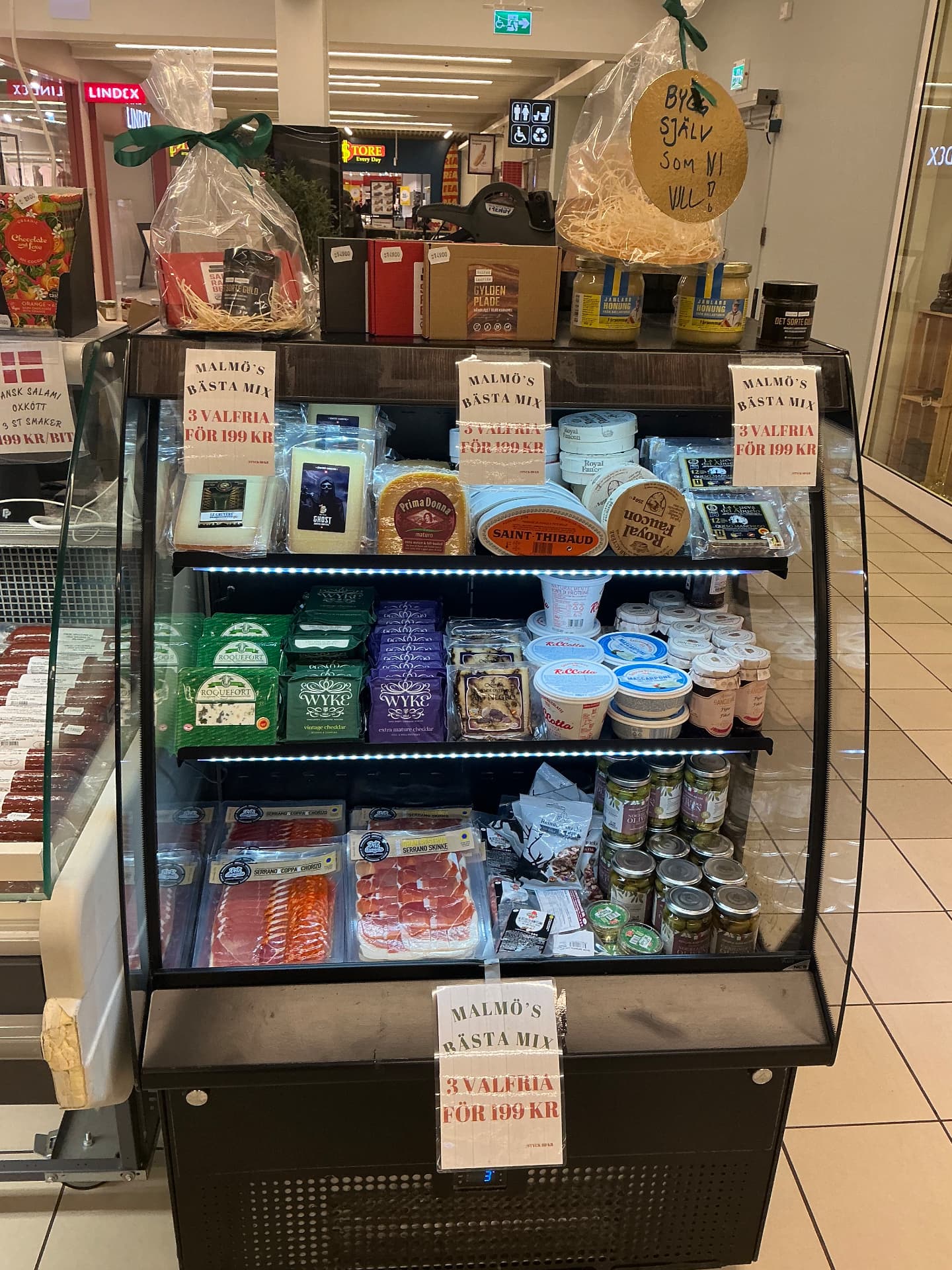 B&P Delikatess kyldisk med ostar, chark och oliver i köpcentrum